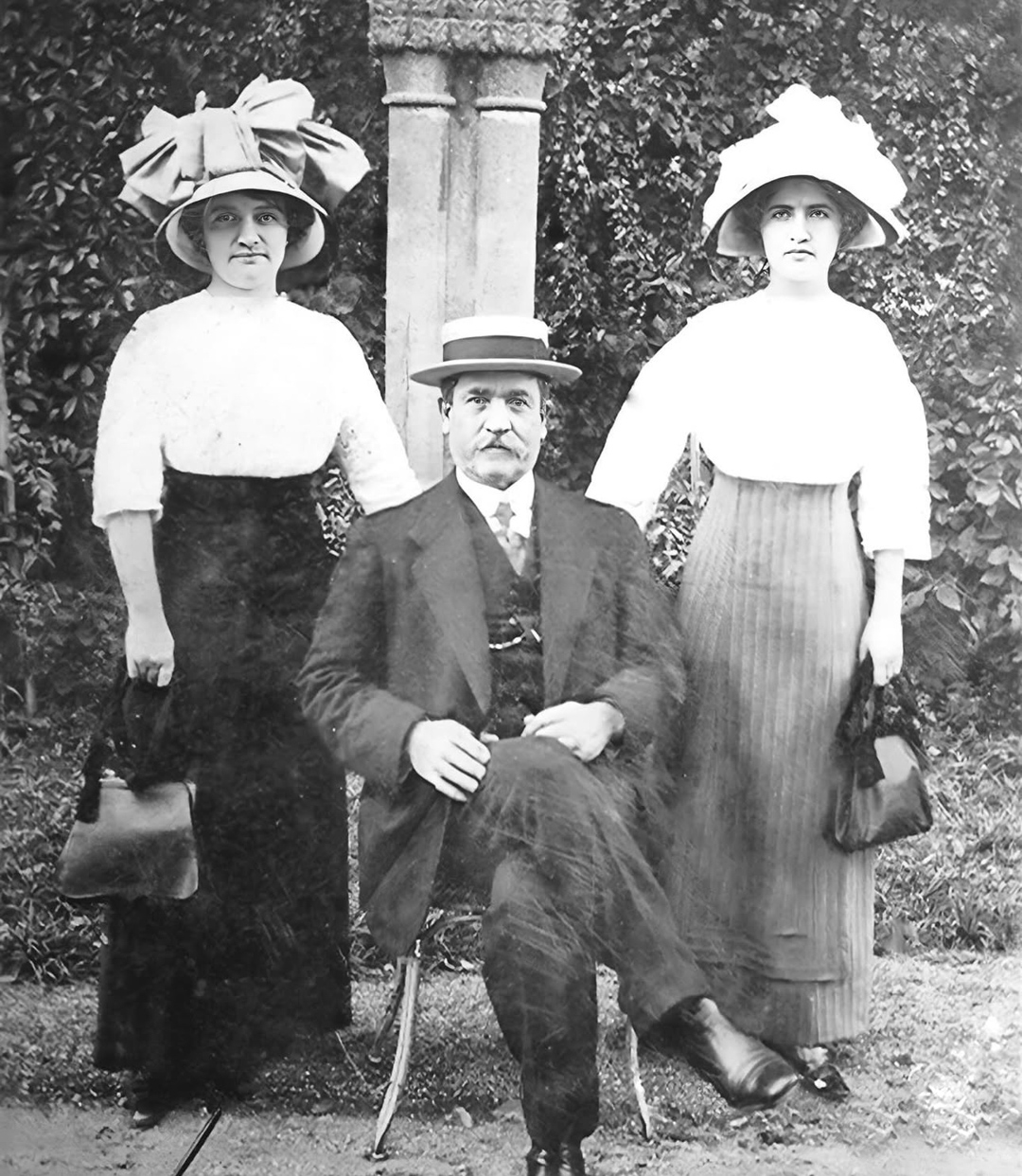 03Quirico_daughters_bw.mmNARgHo